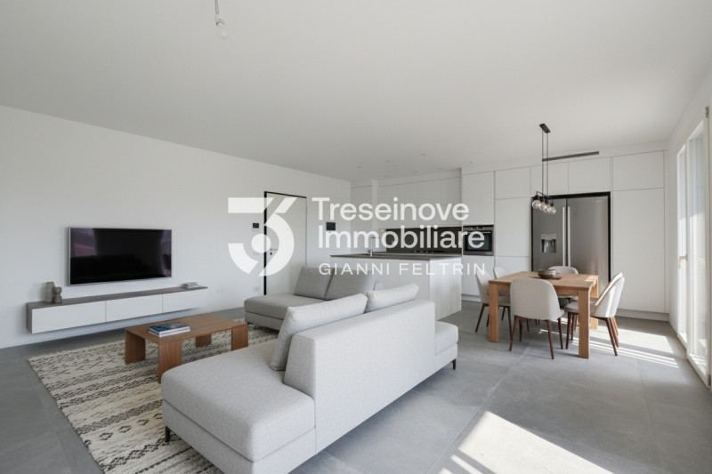 (Per INFO Feltrin ing. Gianni 3288349492) Proponiamo in vendita luminoso appartamento trilocale a...