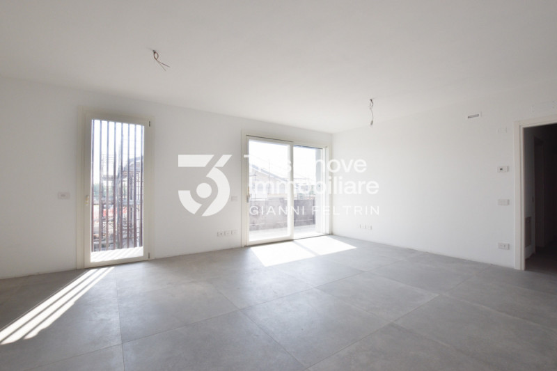 (Per INFO Feltrin ing. Gianni 3288349492) Proponiamo in vendita luminoso appartamento trilocale a...