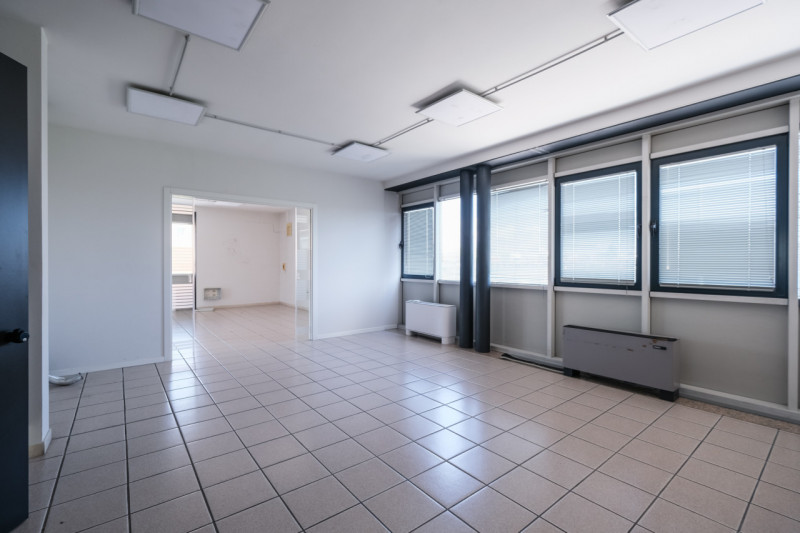 Proponiamo in locazione un ufficio di 250mq situato al secondo piano di una palazzina ad uso escl...