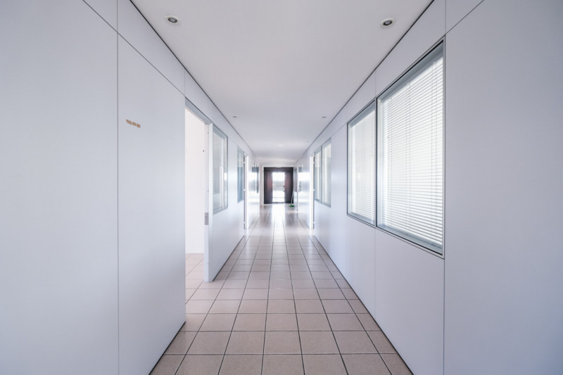 Proponiamo in locazione un ufficio di 250mq situato al secondo piano di una palazzina ad uso escl...