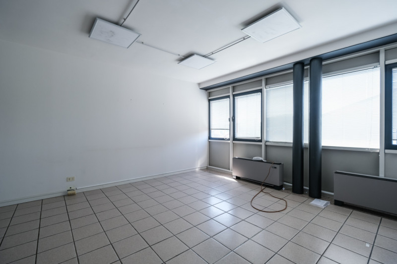 Proponiamo in locazione un ufficio di 250mq situato al secondo piano di una palazzina ad uso escl...