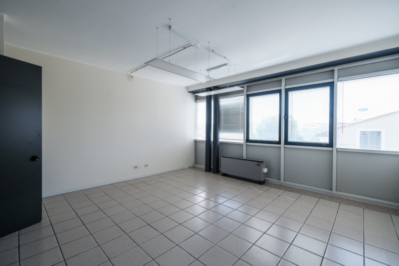 Proponiamo in locazione un ufficio di 250mq situato al secondo piano di una palazzina ad uso escl...