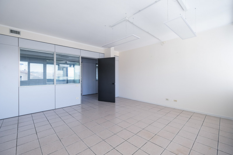 Proponiamo in locazione un ufficio di 250mq situato al secondo piano di una palazzina ad uso escl...