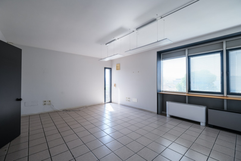 Proponiamo in locazione un ufficio di 250mq situato al secondo piano di una palazzina ad uso escl...