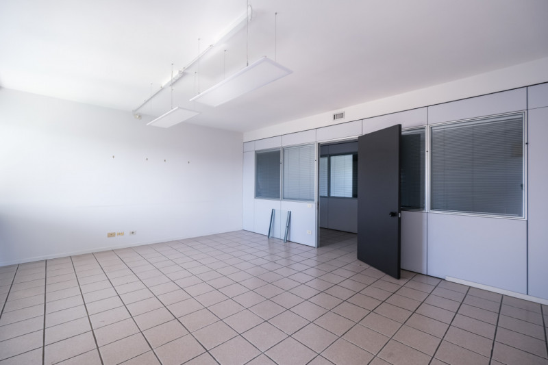 Proponiamo in locazione un ufficio di 250mq situato al secondo piano di una palazzina ad uso escl...