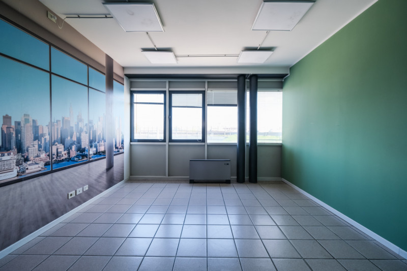 Proponiamo in locazione un ufficio di 250mq situato al secondo piano di una palazzina ad uso escl...