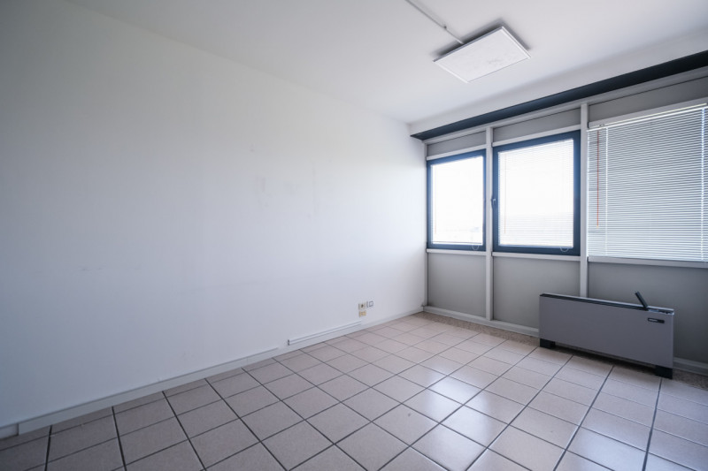 Proponiamo in locazione un ufficio di 250mq situato al secondo piano di una palazzina ad uso escl...