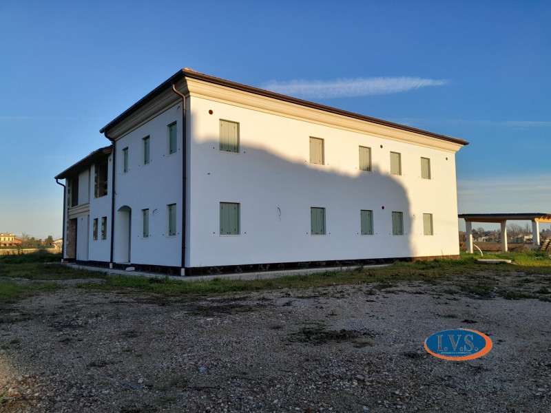 MONTEGALDELLA (VI) Splendida bifamiliare di 250 mq disposta su 2 livelli con un grande giardino s...