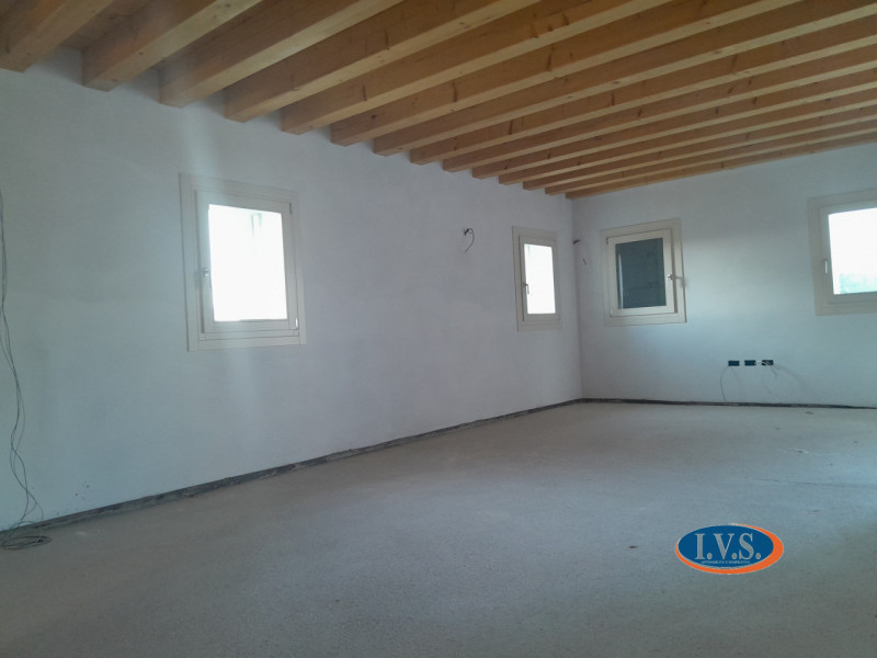 MONTEGALDELLA (VI) Proponiamo PORZIONE DI BIFAMILIARE di 250 mq al GREZZO AVANZATO disposta su du...