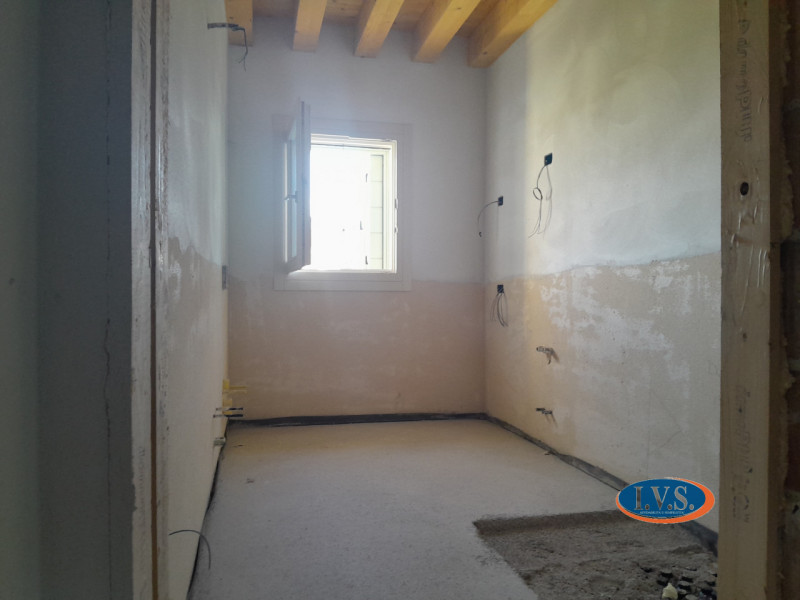 MONTEGALDELLA (VI) Proponiamo PORZIONE DI BIFAMILIARE di 250 mq al GREZZO AVANZATO disposta su du...