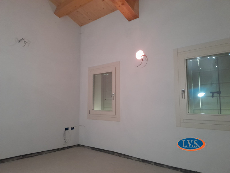 MONTEGALDELLA (VI) Proponiamo PORZIONE DI BIFAMILIARE di 250 mq al GREZZO AVANZATO disposta su du...