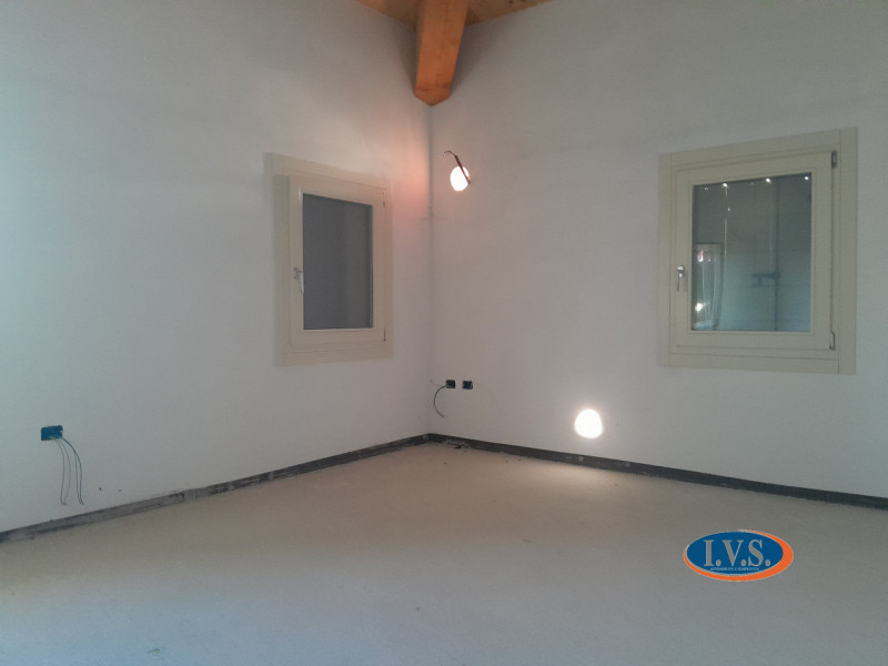 MONTEGALDELLA (VI) Proponiamo PORZIONE DI BIFAMILIARE di 250 mq al GREZZO AVANZATO disposta su du...