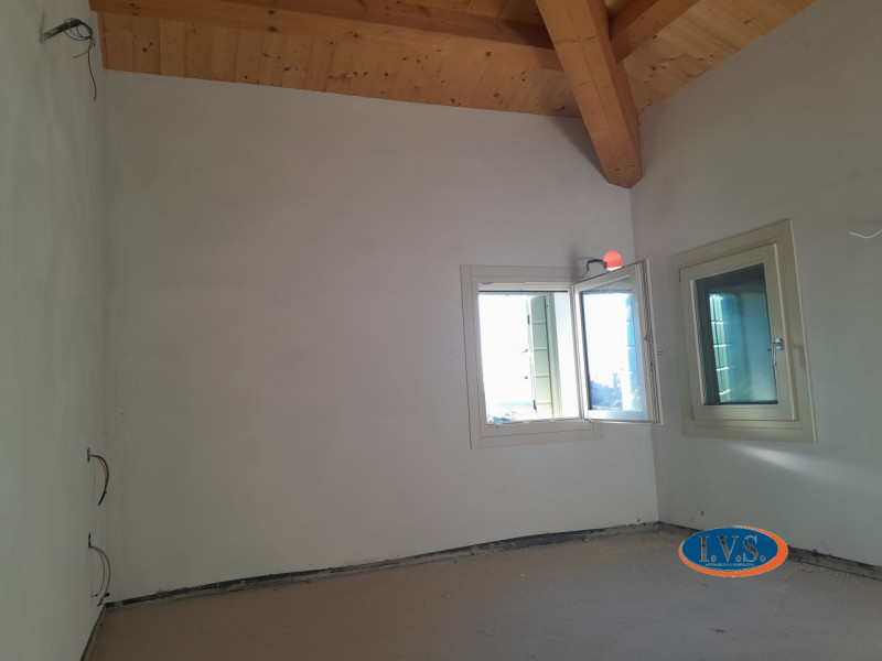 MONTEGALDELLA (VI) Proponiamo PORZIONE DI BIFAMILIARE di 250 mq al GREZZO AVANZATO disposta su du...