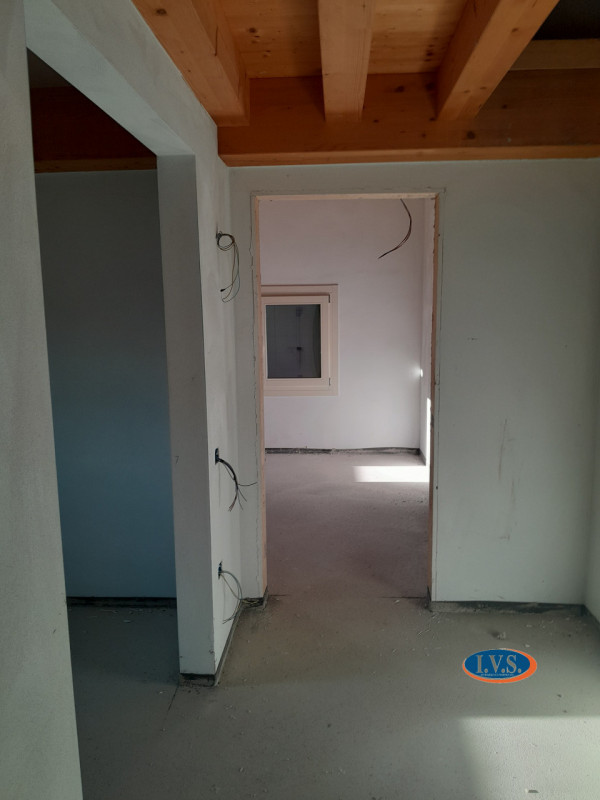 MONTEGALDELLA (VI) Proponiamo PORZIONE DI BIFAMILIARE di 250 mq al GREZZO AVANZATO disposta su du...