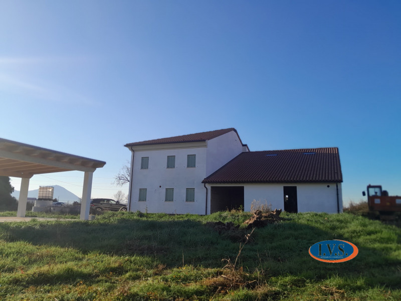 MONTEGALDELLA (VI) Proponiamo PORZIONE DI BIFAMILIARE di 250 mq al GREZZO AVANZATO disposta su du...