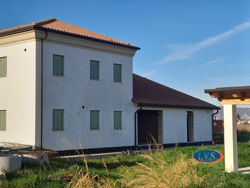 MONTEGALDELLA (VI) Proponiamo PORZIONE DI BIFAMILIARE di 250 mq al GREZZO AVANZATO disposta su du...