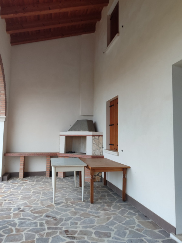 Scopri questa affascinante bifamiliare situata nella tranquilla campagna tra Mestrino e Veggiano,...