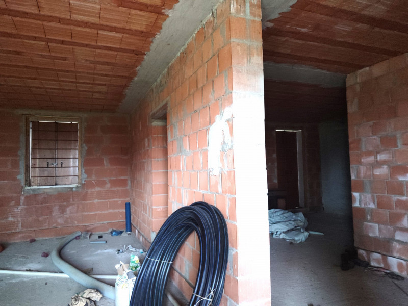 Scopri questa affascinante bifamiliare situata nella tranquilla campagna tra Mestrino e Veggiano,...