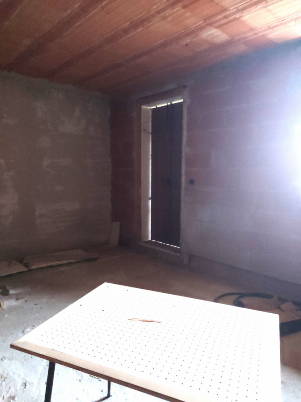 Scopri questa affascinante bifamiliare situata nella tranquilla campagna tra Mestrino e Veggiano,...