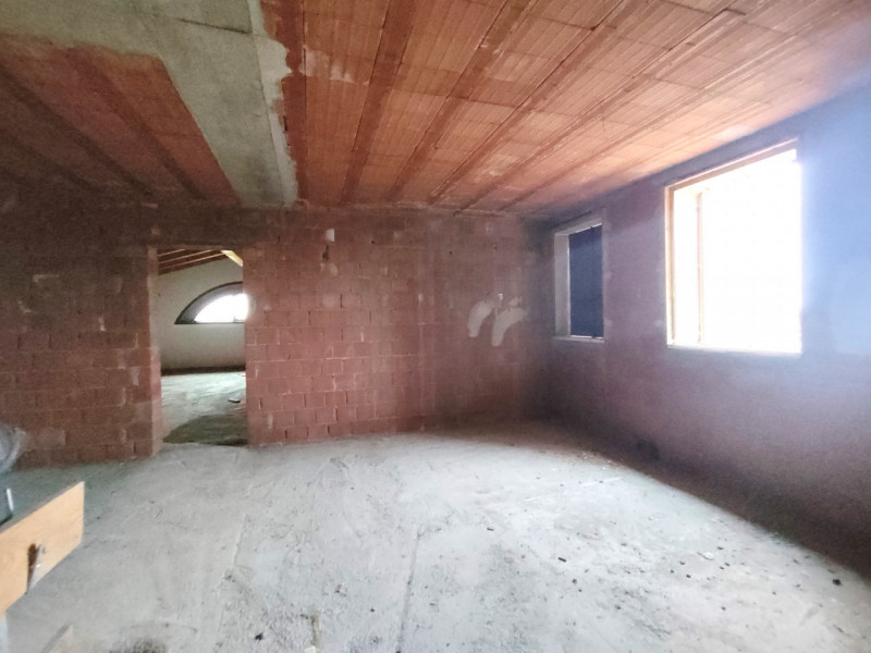 Scopri questa affascinante bifamiliare situata nella tranquilla campagna tra Mestrino e Veggiano,...