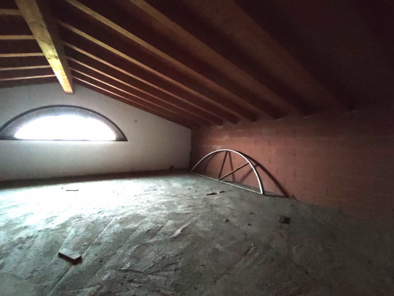 Scopri questa affascinante bifamiliare situata nella tranquilla campagna tra Mestrino e Veggiano,...