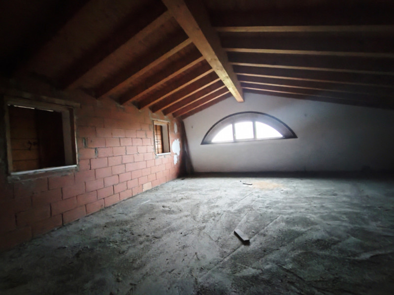 Scopri questa affascinante bifamiliare situata nella tranquilla campagna tra Mestrino e Veggiano,...