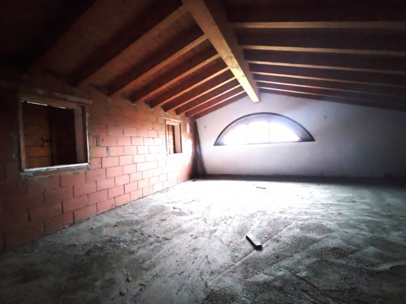 Scopri questa affascinante bifamiliare situata nella tranquilla campagna tra Mestrino e Veggiano,...