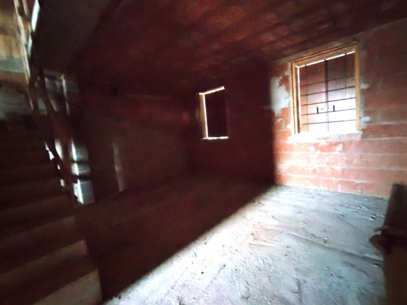 Scopri questa affascinante bifamiliare situata nella tranquilla campagna tra Mestrino e Veggiano,...