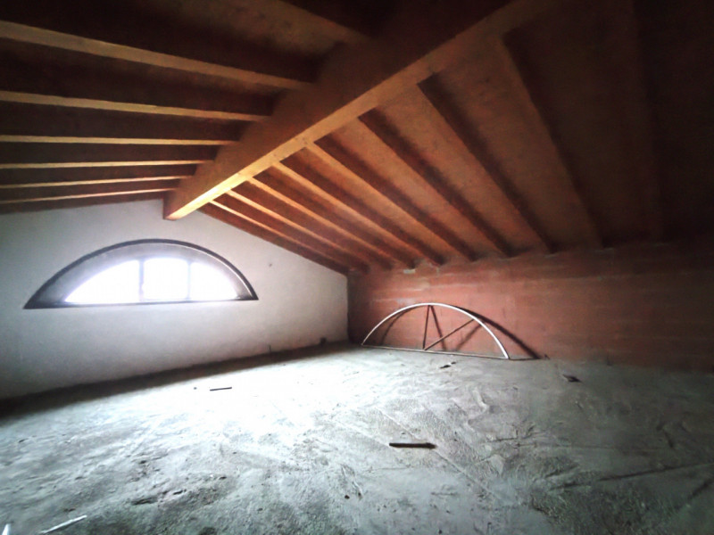 Scopri questa affascinante bifamiliare situata nella tranquilla campagna tra Mestrino e Veggiano,...