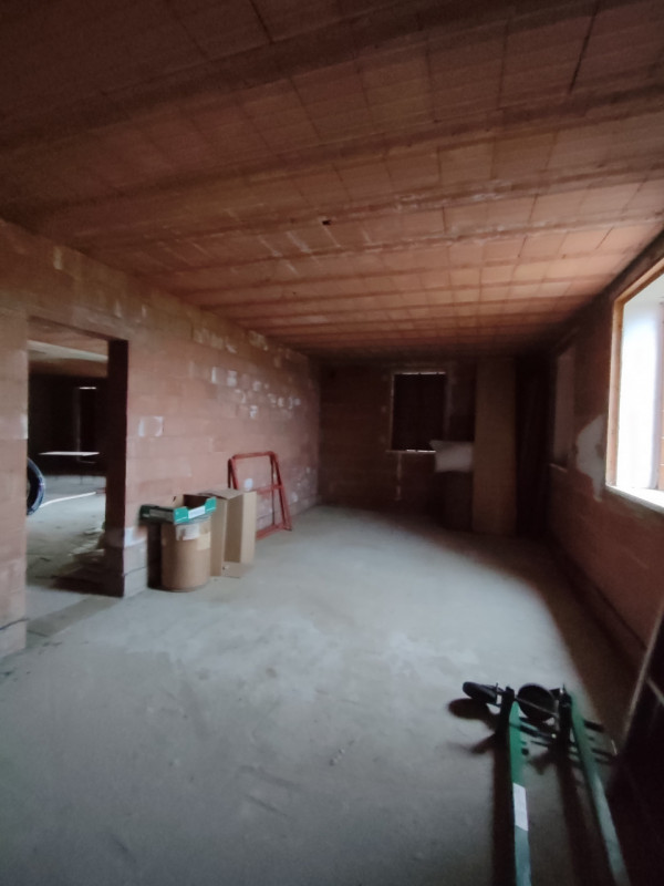 Scopri questa affascinante bifamiliare situata nella tranquilla campagna tra Mestrino e Veggiano,...