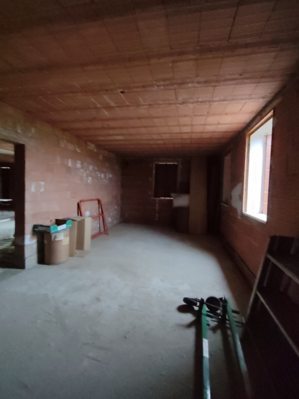 Scopri questa affascinante bifamiliare situata nella tranquilla campagna tra Mestrino e Veggiano,...