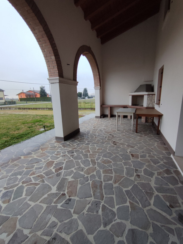 Scopri questa affascinante bifamiliare situata nella tranquilla campagna tra Mestrino e Veggiano,...