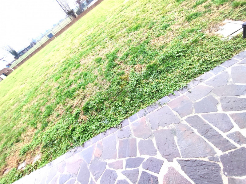 Scopri questa affascinante bifamiliare situata nella tranquilla campagna tra Mestrino e Veggiano,...