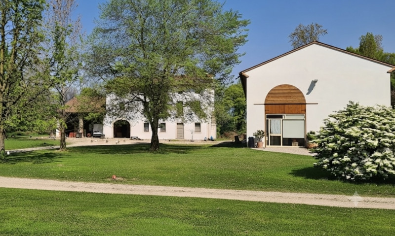 (Per INFO Roberto 3453195338) Scopri l'incanto di questa proprietà unica nella zona di Riese Pio ...