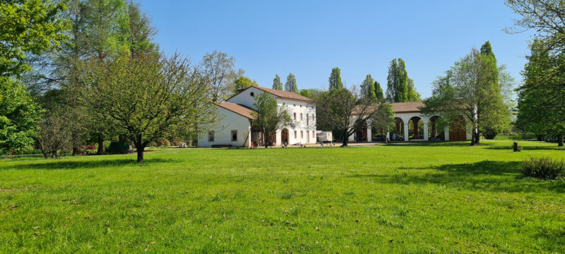(Per INFO Roberto 3453195338) Scopri l'incanto di questa proprietà unica nella zona di Riese Pio ...