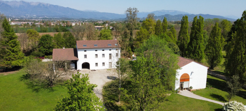 (Per INFO Roberto 3453195338) Scopri l'incanto di questa proprietà unica nella zona di Riese Pio ...