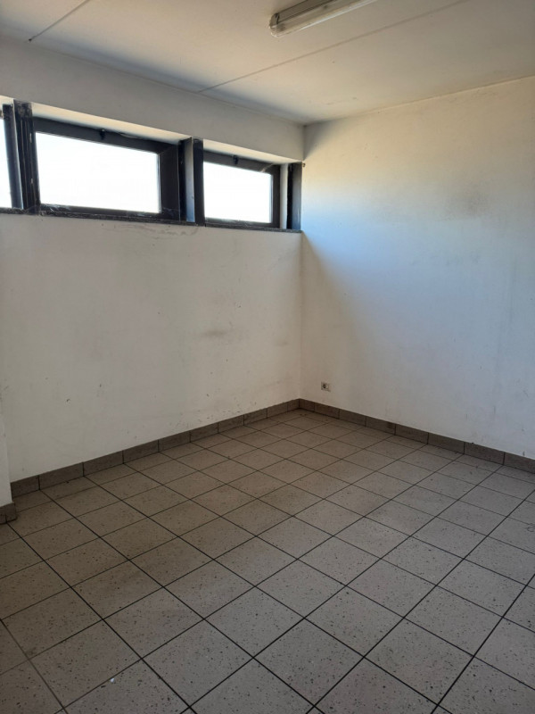 Proponiamo in vendita, nella zona artigianale di Este, capannone di circa 850 mq con deposito, sp...