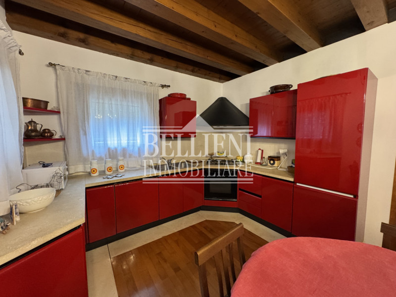 BERTESINELLA: In zona comoda alla città proponiamo splendida bifamiliare dalle raffinate finiture...