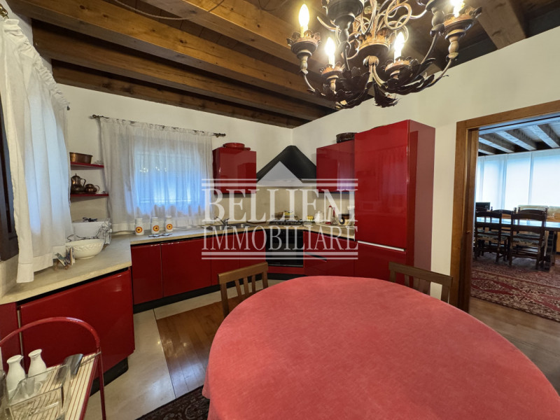 BERTESINELLA: In zona comoda alla città proponiamo splendida bifamiliare dalle raffinate finiture...