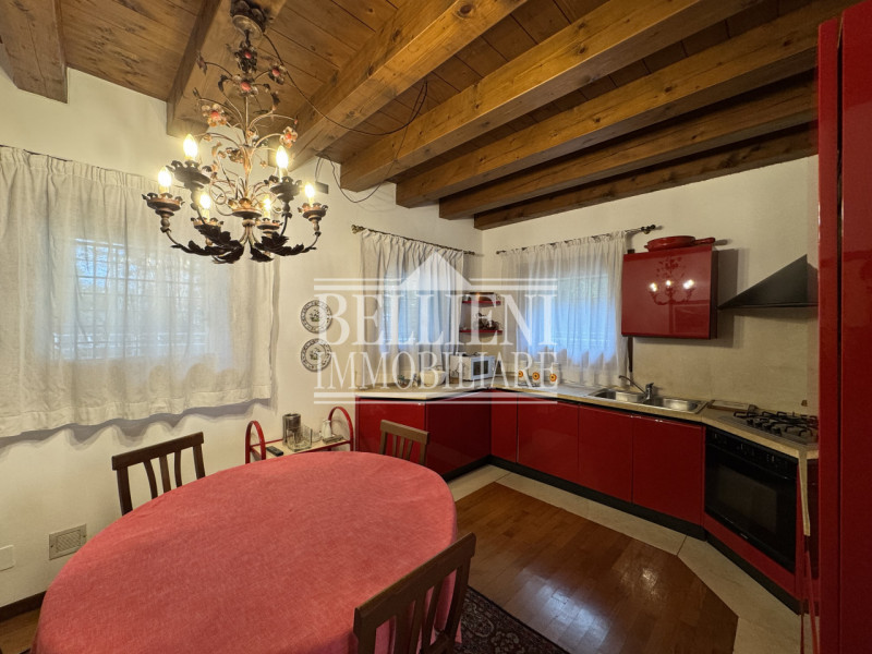 BERTESINELLA: In zona comoda alla città proponiamo splendida bifamiliare dalle raffinate finiture...