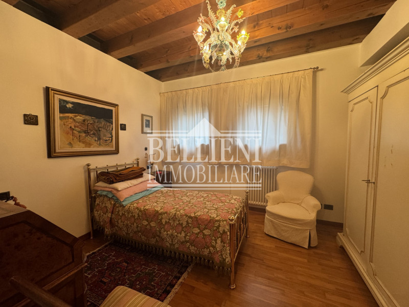 BERTESINELLA: In zona comoda alla città proponiamo splendida bifamiliare dalle raffinate finiture...