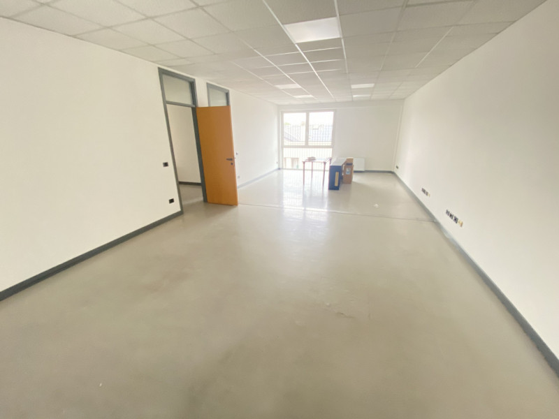 Limena centro: In zona comoda con parcheggi sul fronte del fabbricato, ufficio in fabbricato serv...