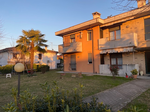 Oggi vi proponiamo una soluzione che vi permetterà di essere in una zona comodissima al centro di...