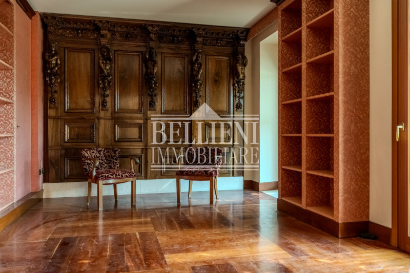 VICENZA EST: In contesto pregiato proponiamo in vendita una villa dagli spazi generosi, con doppi...