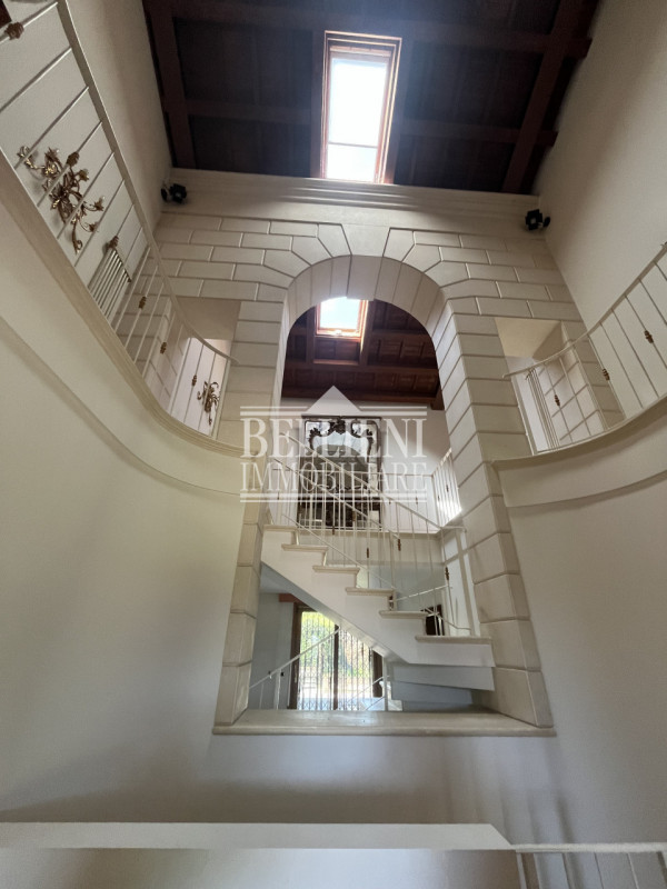 VICENZA EST: In contesto pregiato proponiamo in vendita una villa dagli spazi generosi, con doppi...