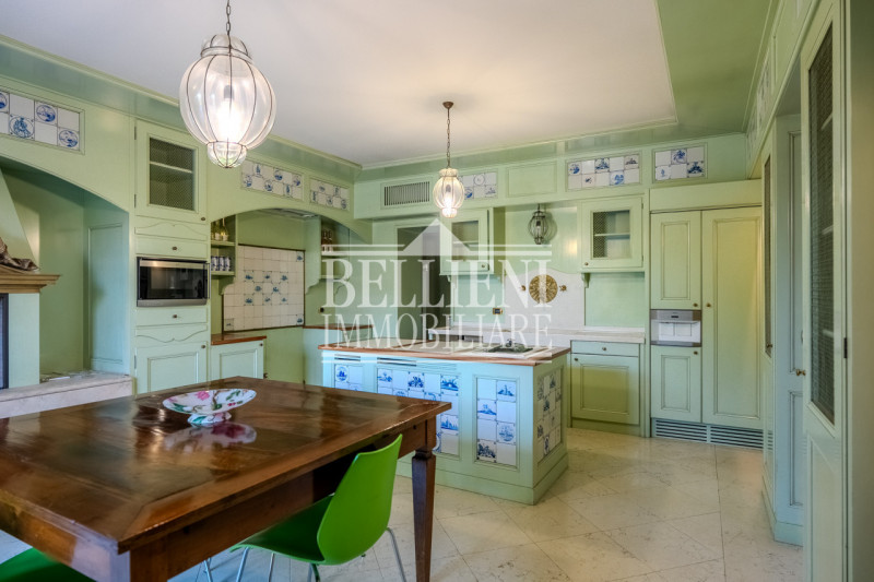 VICENZA EST: In contesto pregiato proponiamo in vendita una villa dagli spazi generosi, con doppi...