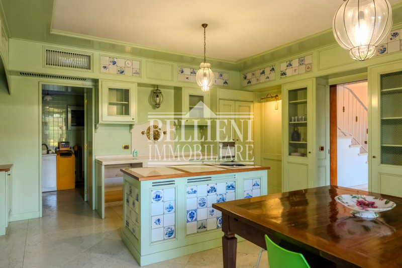 VICENZA EST: In contesto pregiato proponiamo in vendita una villa dagli spazi generosi, con doppi...