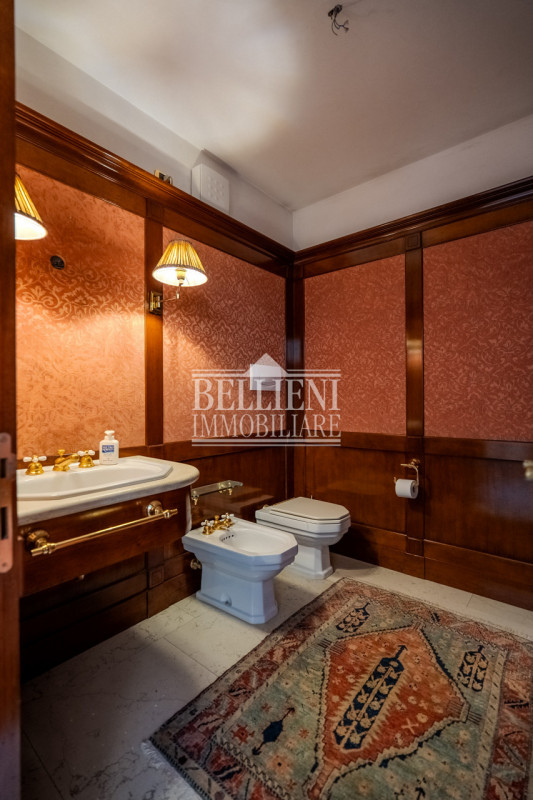 VICENZA EST: In contesto pregiato proponiamo in vendita una villa dagli spazi generosi, con doppi...