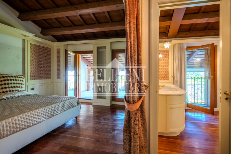 VICENZA EST: In contesto pregiato proponiamo in vendita una villa dagli spazi generosi, con doppi...