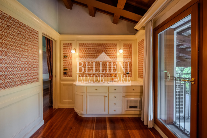 VICENZA EST: In contesto pregiato proponiamo in vendita una villa dagli spazi generosi, con doppi...